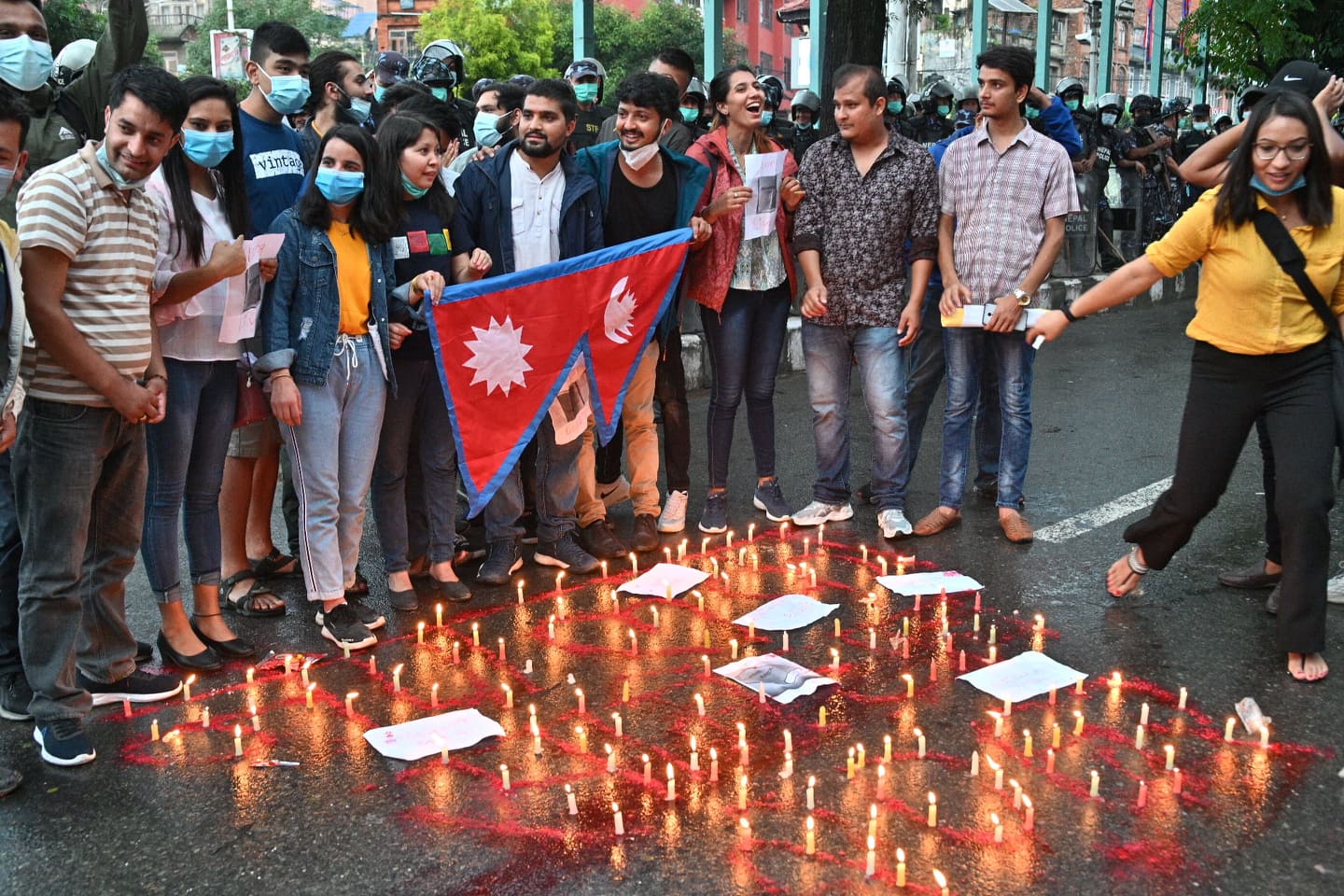 सर्वोच्चलाई धन्यवाद दिँदै माइतीघरमा दीप प्रज्वलन [तस्वीरहरू]